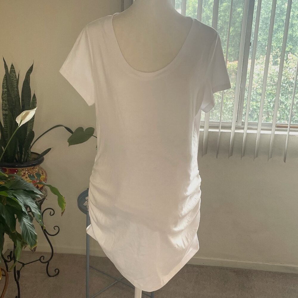 OLD NAVY Maternity: White t-shirt in size L. Short sleeves with scoop neck.